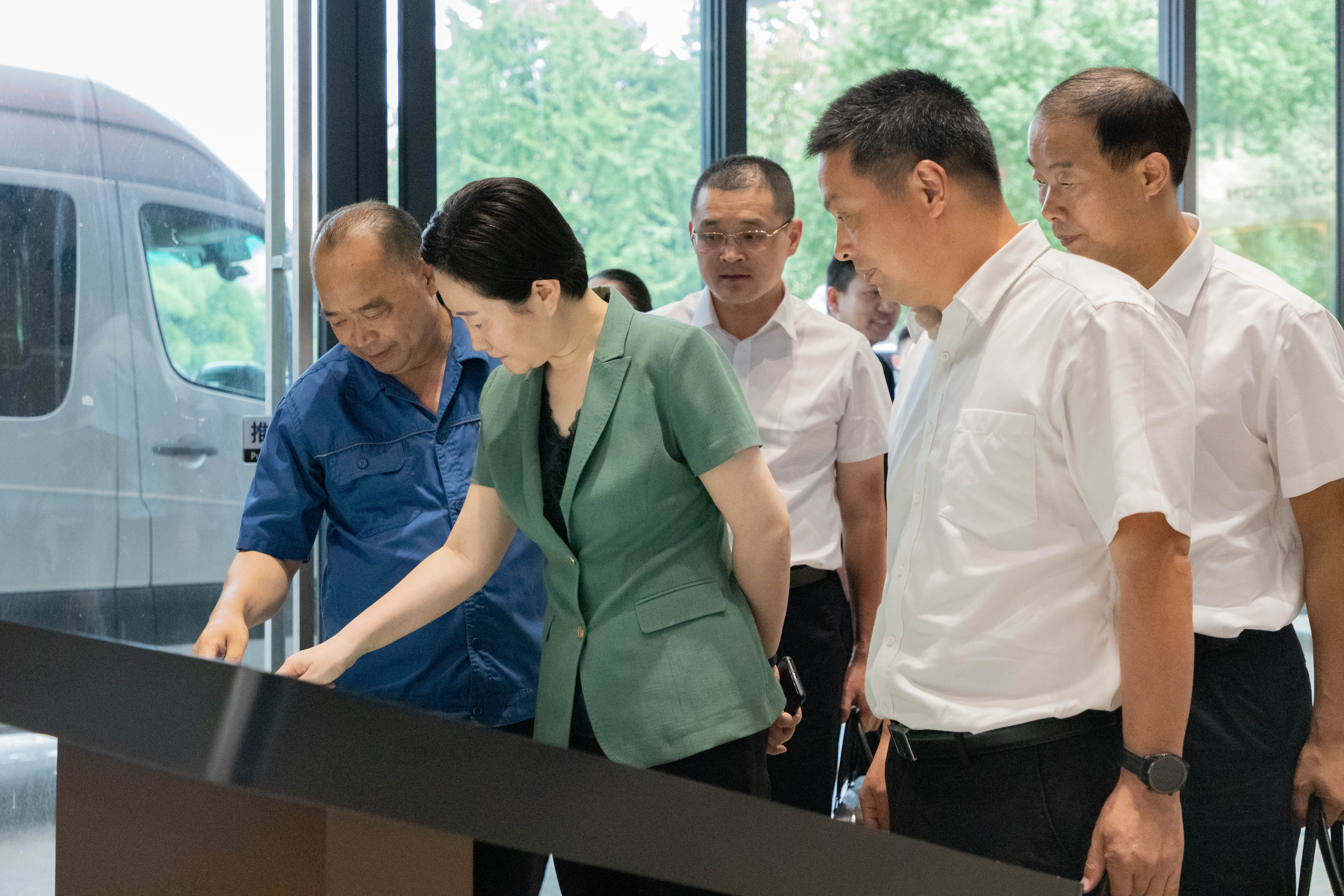 嘉兴市副市长、公安局局长张海燕一行莅临杏彩体育股份调研指导